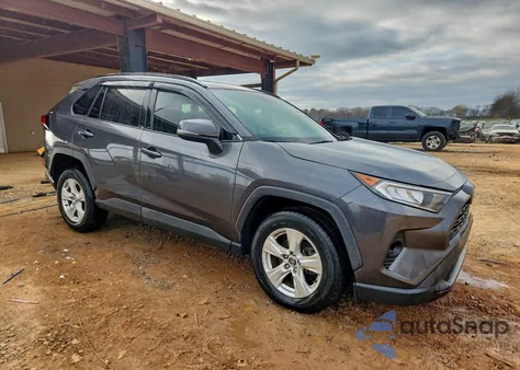 2021 Toyota Rav4 Xle z USA, uszkodzony, nr VIN 2T3W1RFV2MC099650